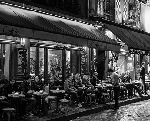 Paris de nuit rue pavée bar brasserie