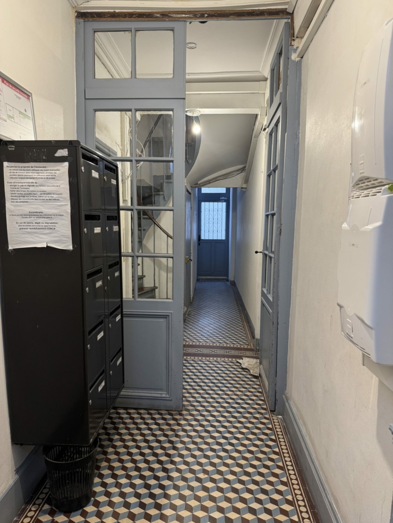 Appartement UNE pièce à vendre Paris 17ème arrondissement.