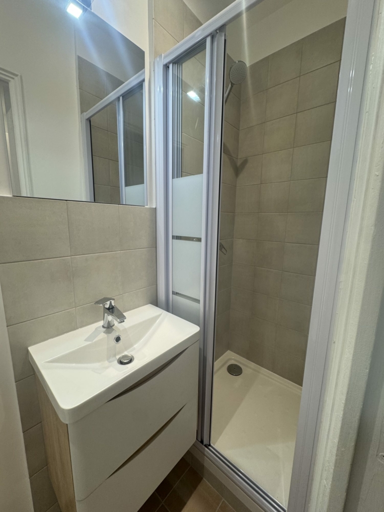 Appartement UNE pièce à vendre Paris 17ème arrondissement.